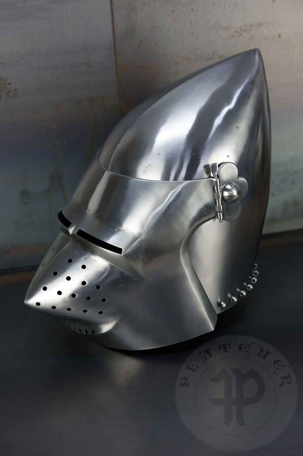 Przybica starszego typu z zason typu psi pysk wzorowana na przedstawieniu zbrojnego z otarza z Thouzon, 1410 rok, obecnie w muzeum w Luwrze. Hem wykonany z wysokiej jakoci stali niskowglowej oraz ulepszony cieplnie do 36-38 HRC./Visored bascinet based the depitc of men-at-arms from Thouzon altarpiecie (circa 1410) in Louvre Museum. Made of high quality mild steel and quenched to 36-38 HRC.
